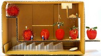 Kalau foto ini menunjukkan bagaimana proses buah strawberry dibuat. Poy sengaja membuat strawberry dari buah rambutan, yang telah dipangkas habis oleh para pekerja dari miniatur ini. Kreatif, ya? Foto: PeeOwhY