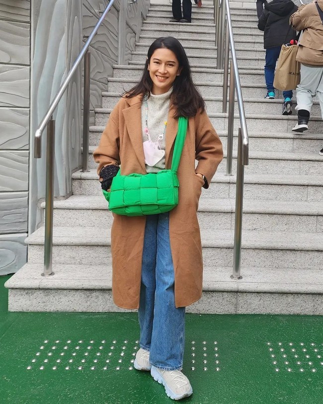 Tidak ketinggalan pilihan tas mewah seperti keluaran Bottega Veneta ini. Berbalut turtle-neck dan baggy jeans yang dibungkus coat coklat, ia melengkapinya gayanya dengan Padded Tech Cassette Crossbody Bag dari luxury brand Italia tersebut. Di situs My Theresia, tas tersebut dijual seharga 1.600 euro atau sekitar Rp 26 juta. (Foto: Instagram/@therealdisastr)