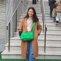 Tidak ketinggalan pilihan tas mewah seperti keluaran Bottega Veneta ini. Berbalut turtle-neck dan baggy jeans yang dibungkus coat coklat, ia melengkapinya gayanya dengan Padded Tech Cassette Crossbody Bag dari luxury brand Italia tersebut. Di situs My Theresia, tas tersebut dijual seharga 1.600 euro atau sekitar Rp 26 juta. (Foto: Instagram/@therealdisastr)