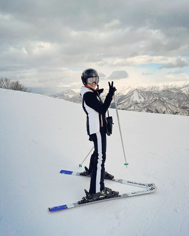 Di liburan kali ini, Dian pergi bersama suami, Maulana Indraguna Sutowo, dan kedua anak mereka. Salah satu foto memperlihatkan mereka asyik bermain ski di sebuah pegunungan bersalju. (Foto: Instagram/@therealdisastr)
