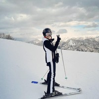 Di liburan kali ini, Dian pergi bersama suami, Maulana Indraguna Sutowo, dan kedua anak mereka. Salah satu foto memperlihatkan mereka asyik bermain ski di sebuah pegunungan bersalju. (Foto: Instagram/@therealdisastr)