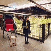 Dian Sastrowardoyo juga membawa tas vintage Chanel. Tas tersebut menjadi andalan untuk menemani gayanya yang didominasi warna hitam. (Foto: Instagram/@therealdisastr)