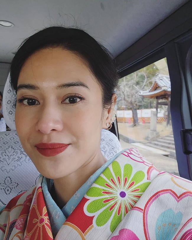 Dian Sastrowardoyo dan keluarga merayakan pergantian tahun di luar negeri. Jepang menjadi pilihan mereka untuk menyambut 2023. Ia pun membagikan momen-momen liburan tersebut di Instagram. (Foto: Instagram @therealdisastr)
