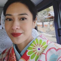 Dian Sastrowardoyo dan keluarga merayakan pergantian tahun di luar negeri. Jepang menjadi pilihan mereka untuk menyambut 2023. Ia pun membagikan momen-momen liburan tersebut di Instagram. (Foto: Instagram @therealdisastr)
