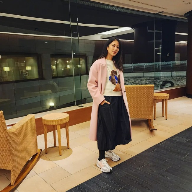 Ada juga foto-foto OOTD dengan gaya kekinian. Sedang musim dingin di Jepang, Dian memanfaatkannya untuk bersolek dengan beragam outerwear yang stylish. (Foto: Instagram/@therealdisastr)