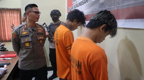 Dua pelaku pencurian kendaraan motor dan satu orang penadah dibekuk di Mapolsek Gunungsari, Lombok Barat, NTB, Jumat (6/1/2023).