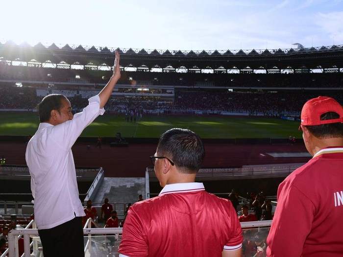Presiden Joko Widodo (Jokowi) menonton langsung laga semifinal Piala AFF antara Timnas Indonesia vs Vietnam di Stadion Utama Gelora Bung Karno, Senayan, Jakarta, Jumat (6/1/2023).