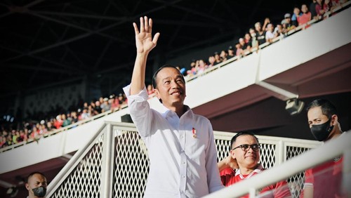 Presiden Joko Widodo (Jokowi) menonton langsung laga semifinal Piala AFF antara Timnas Indonesia vs Vietnam di Stadion Utama Gelora Bung Karno, Senayan, Jakarta, Jumat (6/1/2023).