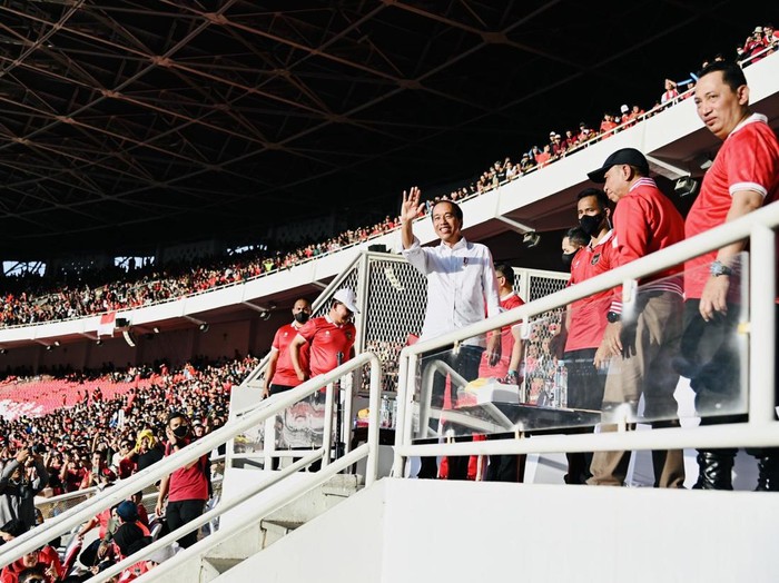Presiden Joko Widodo (Jokowi) menonton langsung laga semifinal Piala AFF antara Timnas Indonesia vs Vietnam di Stadion Utama Gelora Bung Karno, Senayan, Jakarta, Jumat (6/1/2023).