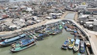 Tanggul Plaza Kalibaru ini dilengkapi dengan polder kolam retensi.