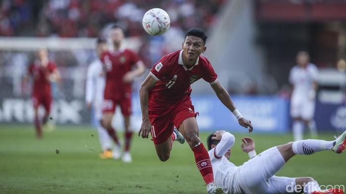 Leg pertama semifinal Piala AFF 2022 antara Indonesia vs Vietnam sudah berakhir. Pertandingan tuntas tanpa pemenang, dengan skor akhirnya 0-0.
Bertanding di Stadion Utama Gelora Bung Karno, Senayan, Jakarta, Jumat (6/1/2023), Indonesia vs Vietnam berjalan ketat dan alot. Peluang banyak tercipta di babak pertama, dan babak kedua berjalan keras.