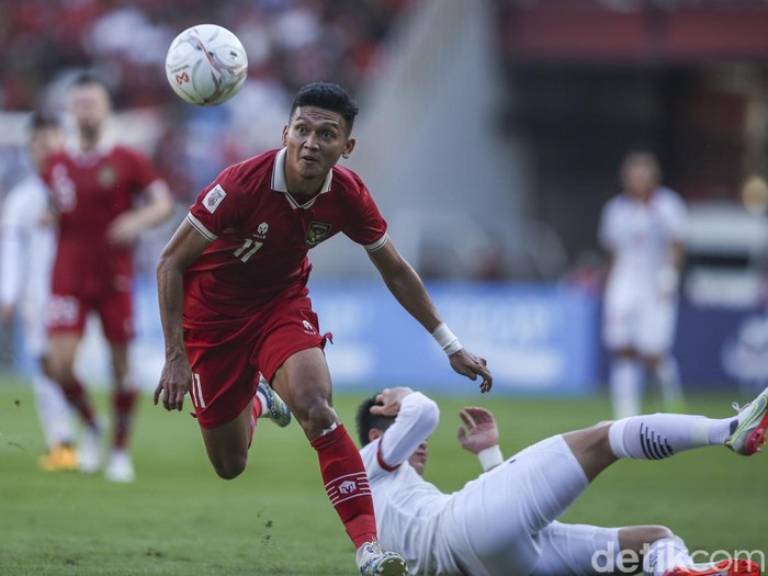 Leg pertama semifinal Piala AFF 2022 antara Indonesia vs Vietnam sudah berakhir. Pertandingan tuntas tanpa pemenang, dengan skor akhirnya 0-0.
Bertanding di Stadion Utama Gelora Bung Karno, Senayan, Jakarta, Jumat (6/1/2023), Indonesia vs Vietnam berjalan ketat dan alot. Peluang banyak tercipta di babak pertama, dan babak kedua berjalan keras.