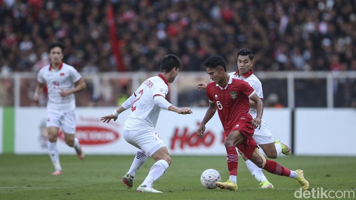 Leg pertama semifinal Piala AFF 2022 antara Indonesia vs Vietnam sudah berakhir. Pertandingan tuntas tanpa pemenang, dengan skor akhirnya 0-0.
Bertanding di Stadion Utama Gelora Bung Karno, Senayan, Jakarta, Jumat (6/1/2023), Indonesia vs Vietnam berjalan ketat dan alot. Peluang banyak tercipta di babak pertama, dan babak kedua berjalan keras.