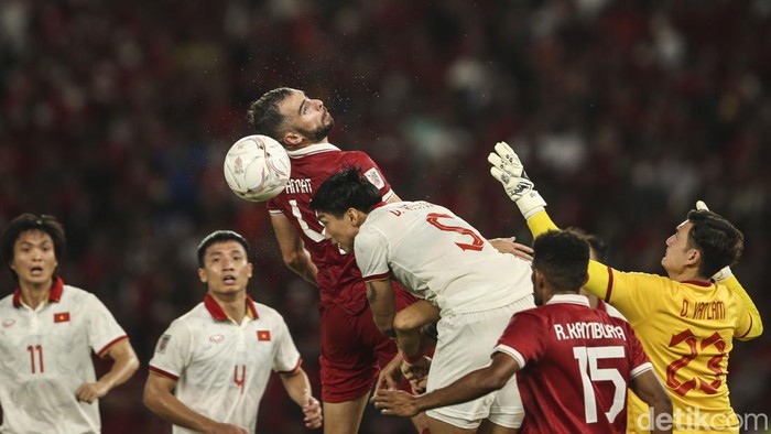 Leg pertama semifinal Piala AFF 2022 antara Indonesia vs Vietnam sudah berakhir. Pertandingan tuntas tanpa pemenang, dengan skor akhirnya 0-0.
Bertanding di Stadion Utama Gelora Bung Karno, Senayan, Jakarta, Jumat (6/1/2023), Indonesia vs Vietnam berjalan ketat dan alot. Peluang banyak tercipta di babak pertama, dan babak kedua berjalan keras.