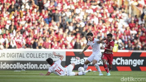 Leg pertama semifinal Piala AFF 2022 antara Indonesia vs Vietnam sudah berakhir. Pertandingan tuntas tanpa pemenang, dengan skor akhirnya 0-0.
Bertanding di Stadion Utama Gelora Bung Karno, Senayan, Jakarta, Jumat (6/1/2023), Indonesia vs Vietnam berjalan ketat dan alot. Peluang banyak tercipta di babak pertama, dan babak kedua berjalan keras.