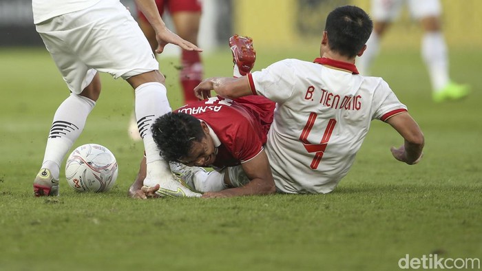 Leg pertama semifinal Piala AFF 2022 antara Indonesia vs Vietnam sudah berakhir. Pertandingan tuntas tanpa pemenang, dengan skor akhirnya 0-0.
Bertanding di Stadion Utama Gelora Bung Karno, Senayan, Jakarta, Jumat (6/1/2023), Indonesia vs Vietnam berjalan ketat dan alot. Peluang banyak tercipta di babak pertama, dan babak kedua berjalan keras.