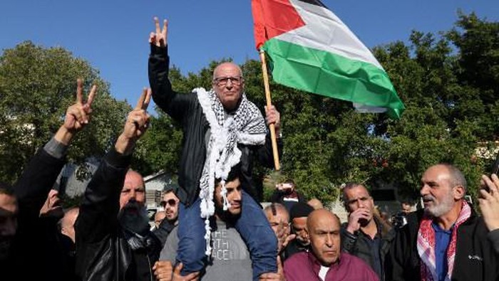Israel Bebaskan Tahanan Palestina Terlama Karim Younis dari Penjara (AFP/AHMAD GHARABLI)