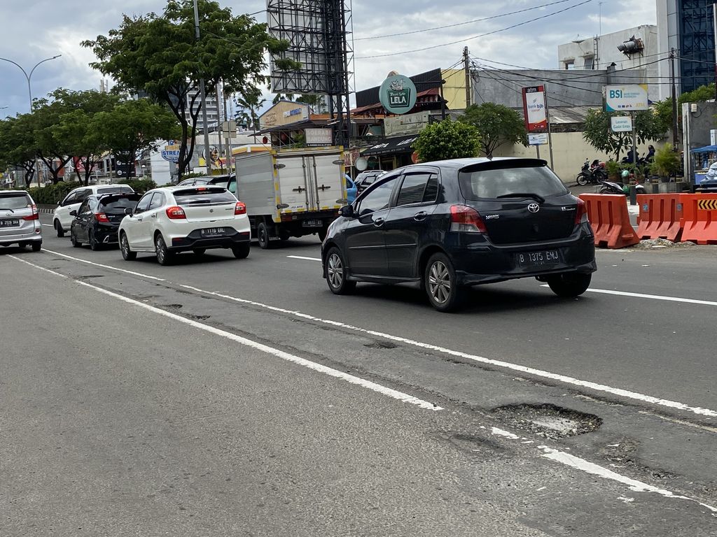 Jalan Margonda, Depok, berlubang (Devi-detikcom)