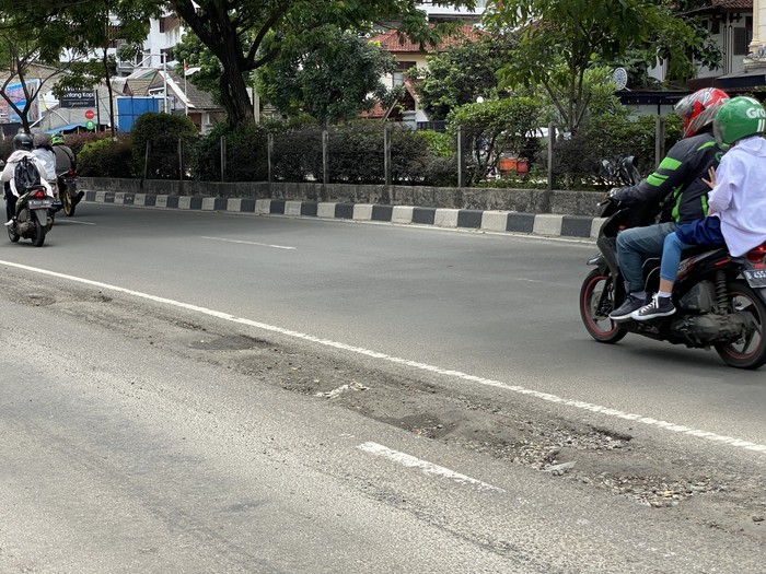 Jalan Margonda, Depok, berlubang (Devi-detikcom)