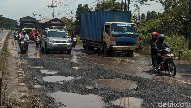 Jalan Pantura rute Demak-Semarang KM 14 rusak. Jalan rusak ini diakibatkan curah hujan tinggi. Foto diambil Jumat (6/1/2023)