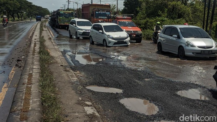 Jalan Pantura rute Demak-Semarang KM 14 rusak. Jalan rusak ini diakibatkan curah hujan tinggi. Foto diambil Jumat (6/1/2023)