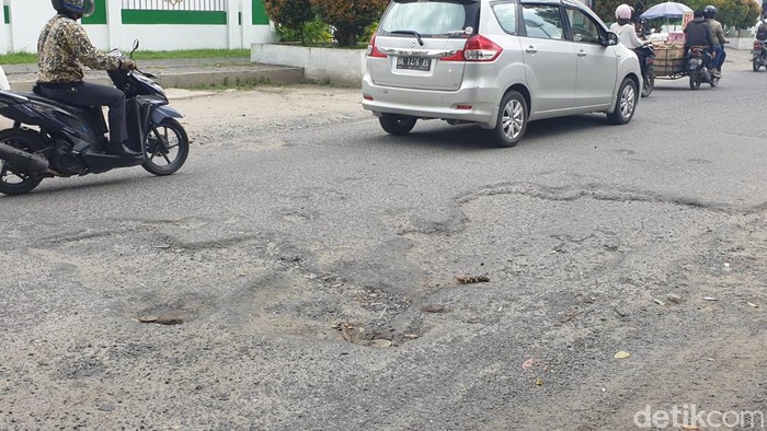 Jalan rusak di Stadion Teladan Medan