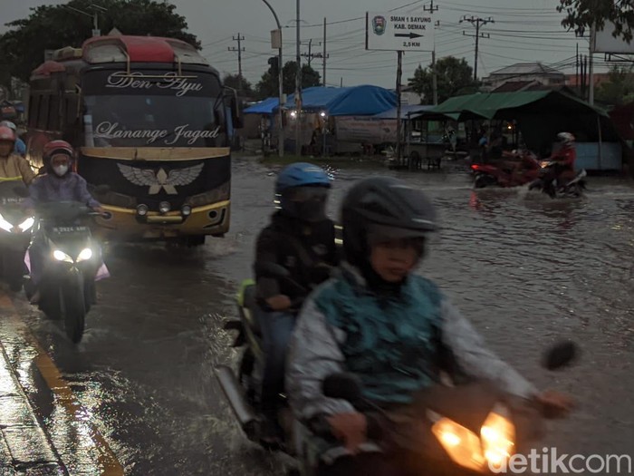 Jalur Pantura ruas Semarang-Demak di pertigaan Desa Gemulak, Kecamatan Sayung, Demak, terendam banjir, Jumat (6/1/2023) petang.