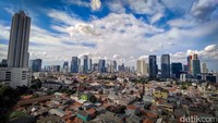 Penampakan permukiman dan gedung bertingkat berjejer di Jakarta, Jumat (6/1/2023). Presiden Jokowi memastikan ekonomi Indonesia di tahun 2022 akan tumbuh di atas 5%.