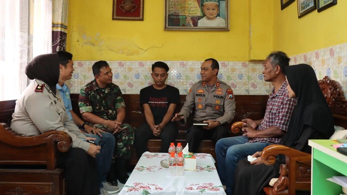 Kapolres Malang AKBP Putu Kholis silaturahmi ke keluarga korban Tragedi Kanjuruhan saat program Jumat Curhat