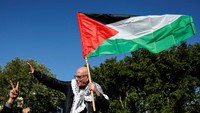 Younis adalah bagian dari minoritas Arab Israel, banyak di antaranya diidentifikasi sebagai warga Palestina. Selama di penjara, dia menjadi tokoh penting. Menulis karya politik dan menyerukan kesepakatan dengan Israel.