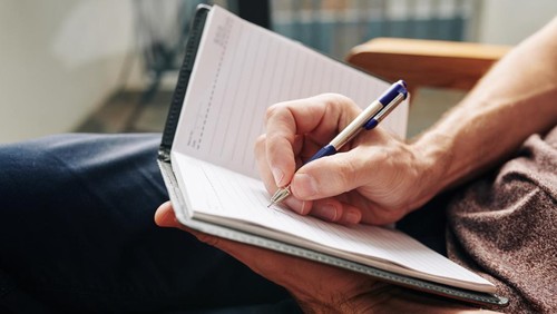 Puisi atau sajak adalah karya sastra yang terikat dengan aturan penulisan. Jenis-jenis puisi dibagi berdasarkan isi dan cara penulisannya.