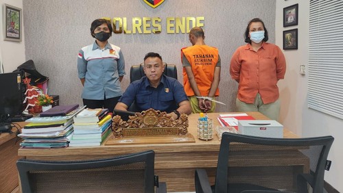 Kasat Reskrim Polres Ende, Iptu Yance Kadiaman, memperlihatkan tersangka pemerkosaan anak kandung di bawah umur, Jumat (6/1/2023). (Foto: Istimewa)