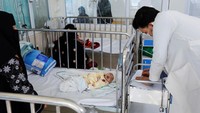 Mohammad (2 bulan), mendapat perawatan di unit perawatan intensif sebuah rumah sakit di Kabul, Afghanistan.