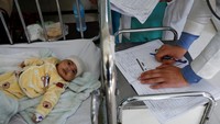 Dilansir dari Reuters, data rumah sakit menunjukkan lebih dari 6.700 anak dirawat di bulan November 2022 karena pneumonia, batuk, asma, dan kondisi pernapasan lainnya.