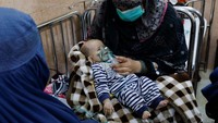 Dokter dan pekerja medis mengatakan masalah pernapasan yang diderita ribuan anak tersebut disebabkan oleh flu dan kekurangan gizi.