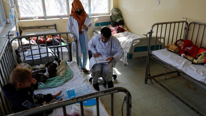 A doctor visits patients in a hospital following an increase in the number of pneumonia cases in Kabul, Afghanistan, December 17, 2022. REUTERS/Ali Khara