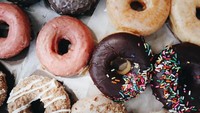 Donat yang manis empuk dengan aneka topping ini butuh waktu lama untuk dibuat. Mulai dari menyiapkan adonan, menunggu mengembang, digoreng, hingga memberikan toppingnya. Ribet ya?