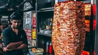 Saya suka shawarma. Saya sudah melihat banyak resep dan coba membuatnya, tapi tak ada satupun yang berhasil dan seenak buatan gerai khusus shawarma, ujar seorang netizen.