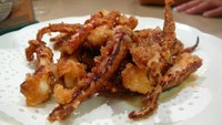Netizen ini kesal saat masak cumi utuh yang digoreng tepung. Ia kesulitan membersihkan hingga menggorengnya. Benar-benar mimpi buruk yang bau dan berantakan, katanya.