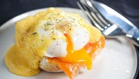 Membuat egg benedict perlu keterampilan khusus agar tampilan dan teksturnya sempurna. Netizen pun menganggap lebih baik beli egg benedict daripada membuatnya.