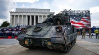 Ini adalah kendaraan tempur infanteri Bradley Amerika Serikat. Kendaraan tempur itu juga akan dikirim AS ke Ukraina. AP Photo/Jacquelyn Martin.