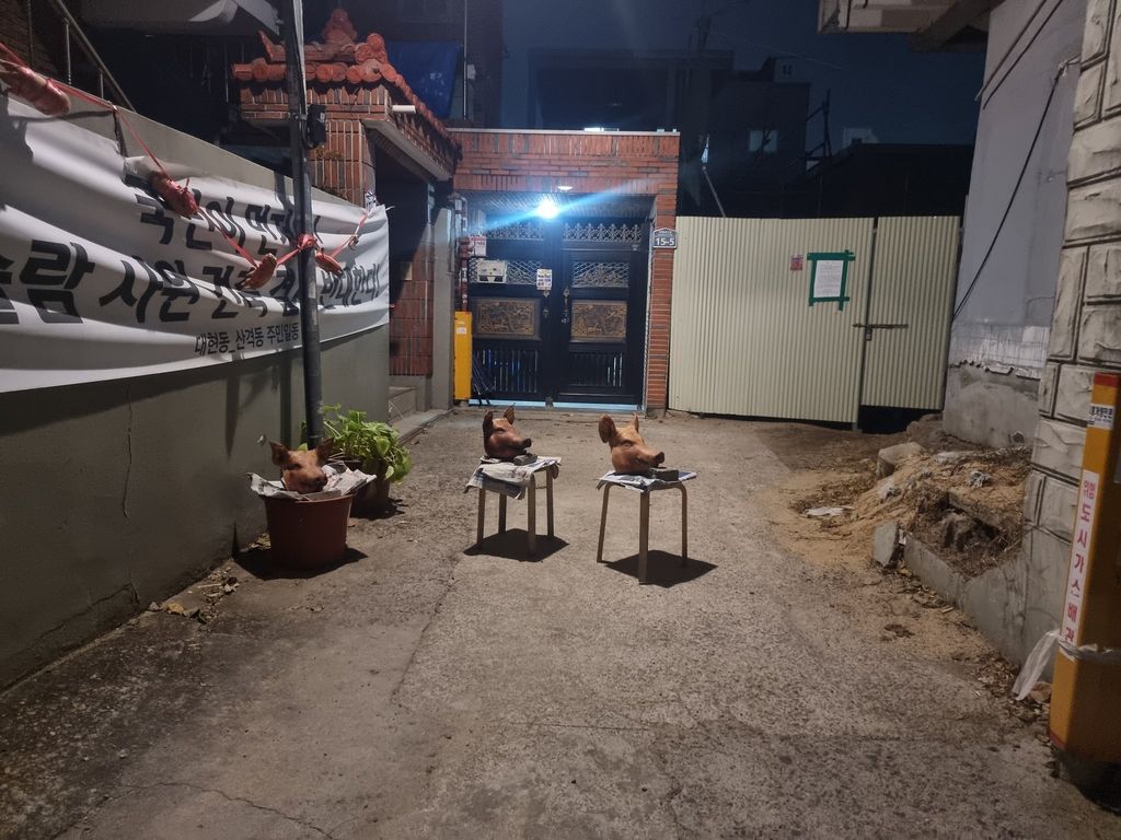 Kepala babi di depan masjid