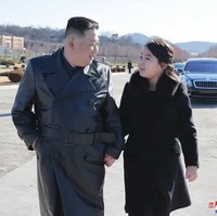 Selain busana, bentuk badan Kim Ju Ae yag berisi dan tidak familiar juga jadi sorotan. Di tengah situasi masyarakat yang hidup dalam kemiskinan dan kekurangan makanan, wujud anak yang berisi membuat mereka iri. Orang -orang berkata dia pasti makan dengan baik, wajahnya sangat putih dan berisi seperti bulan, Foto: Korean Central News Agency/Korea News Service via AP