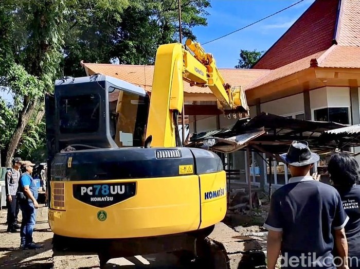 Kios PKL di Solo Safari atau TSTJ Solo mulai dirobohkan menggunakan alat berat, Jumat (6/1/2023).