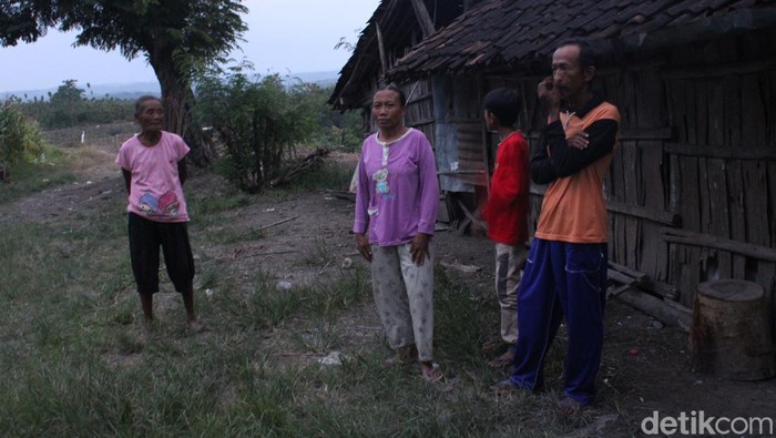 Kisah 2 keluarga hidup tanpa listrik di Hutan Blora, Kamis (6/1/2023).