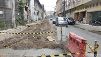 Ruas Jalan Perdana Medan menyempit karena belum tuntasnya proyek tersebut. Kawasan ini kerap menimbulkan kemacetan. (Goklas Wisely/detikSumut)