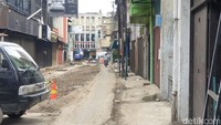 Pantauan detikSumut, Jumat (6/1/2023) sekitar pukul 17.00 WIB, proyek perbaikan drainase di sepanjang Jalan Perdana masih berlangsung. Pengendara yang datang dari arah Jalan Jendral Ahmad Yani dan melintasi Jalan Perdana menjurus ke Jalan Imam Bonjol pasti akan mendapati jalan rusak. (Goklas Wisely/detikSumut)