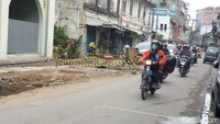 Sejumlah pengendara sepeda motor terlihat tetap memasang masker ketika melintas di Jalan Perdana Medan. Masker tersebut dipakai agar terhindar dari udara berdebu ketika melintasi kawasan tersebut. (Goklas Wisely/detikSumut).