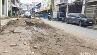 Suryati selaku pengendara yang mengaku kerap kali melintasi kawasan tersebut mengatakan proyek pembangunan drainase itu sudah dilihatnya berlangsung sejak beberapa bulan lalu. Sejak pengorekan berlangsung dikatakan menghasilkan debu yang cukup tebal. “Makanya kalau dah di daerah sini pakai masker lah. Berdebu kali karena pengerjaan proyek itu. Terus jalan yang dilalui pengendara juga kecil sekali. Jadi harus sangat hati –hati lah. Kalau tidak bisa – bisa jatuh,” sebutnya. (Goklas/detikSumut)