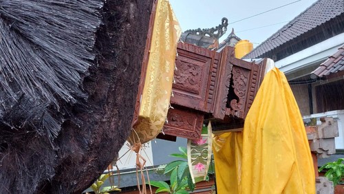 Kondisi pelinggih roboh akibat angin puting beliung di Kerobokan Kaja, Badung, Bali, Jumat (6/1/2023) pagi.
